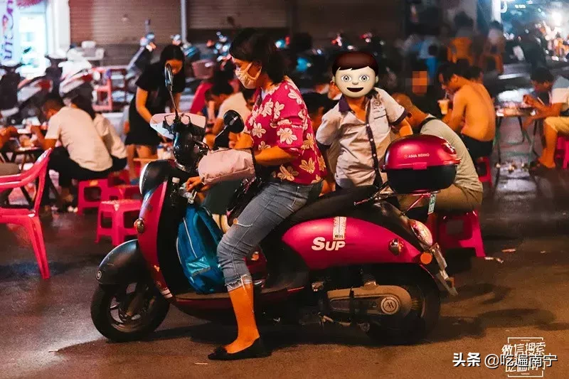 这家晚上10点半才开摊的烧鸭粉!还没开摊就有人在排队