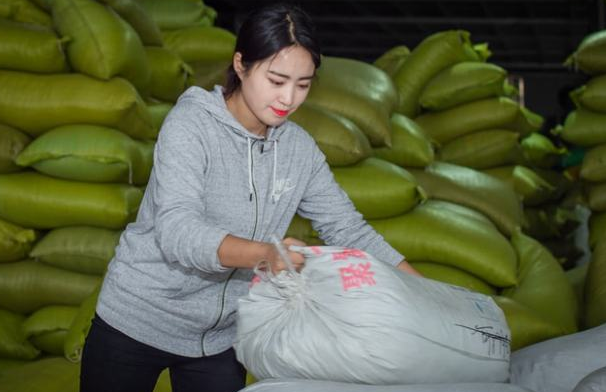 很多农村出身的大学生混得比较差，再怎么努力，也很难实现逆袭？