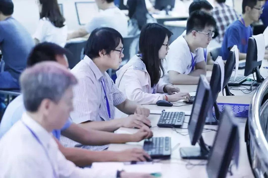 为啥高考要用“2B铅笔”？看完高考阅卷方式，学生：我爱2B铅笔