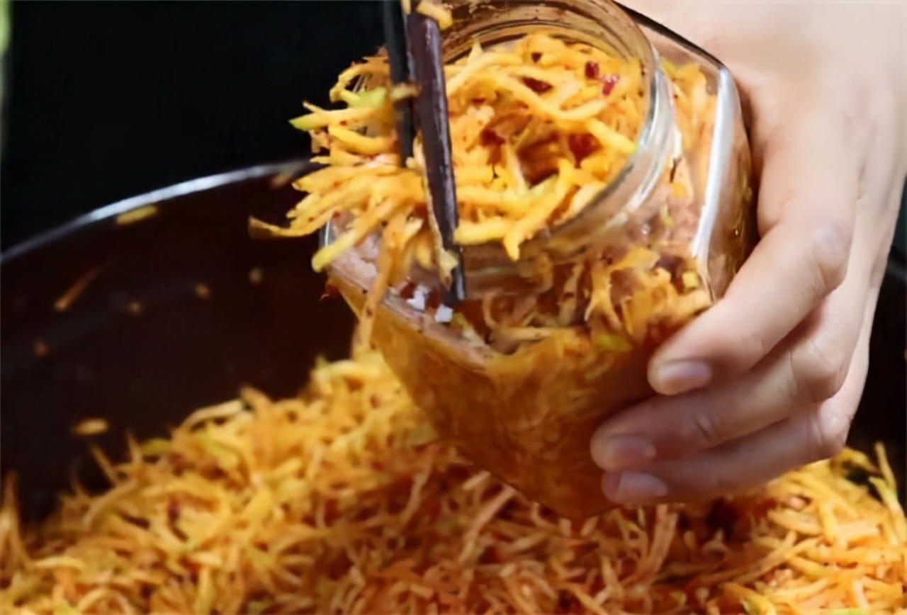 教你在家腌芥菜，脆爽下饭不呛鼻，腌2天就能吃，做法超简单