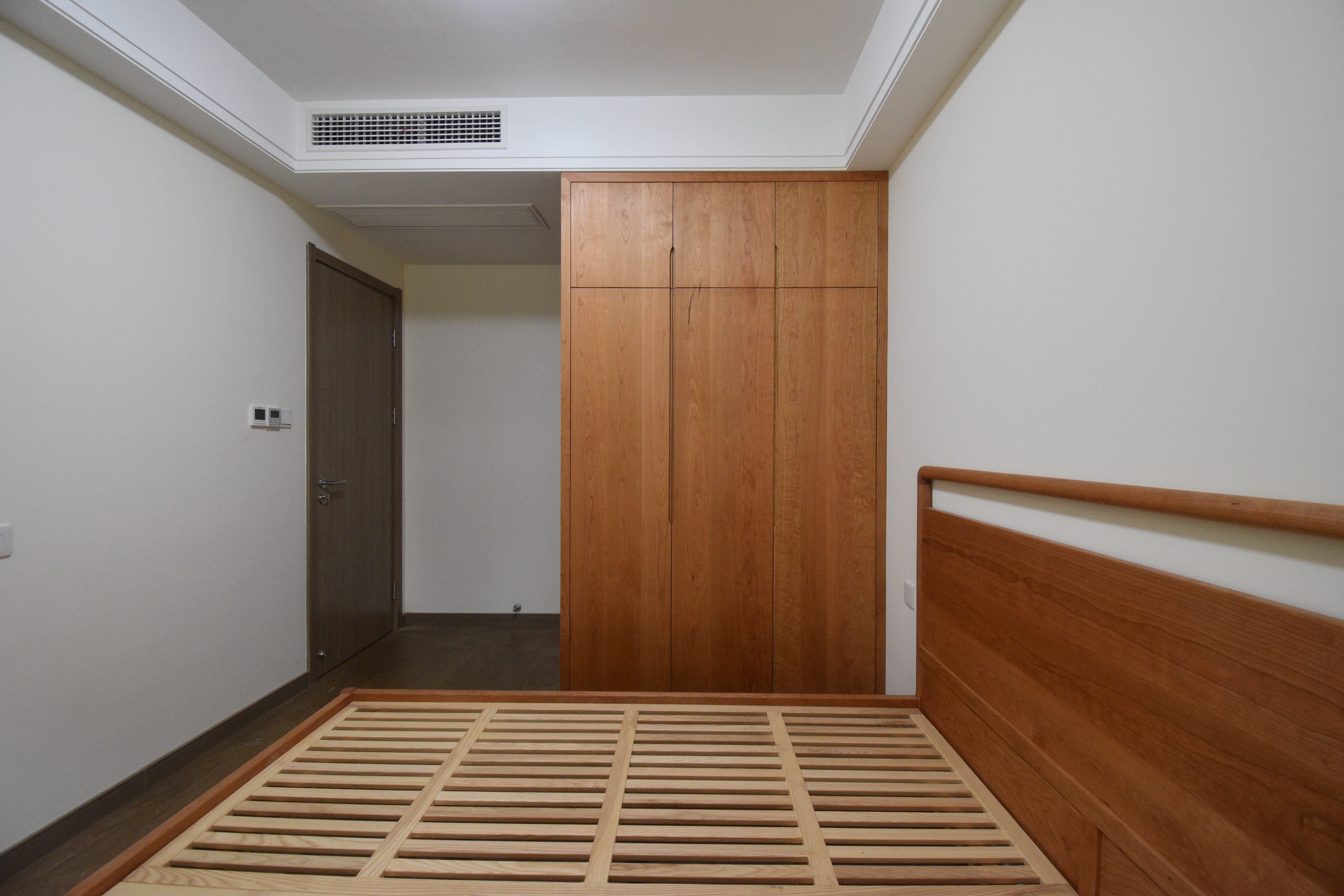 红色,经过一段时间氧化以后会呈现橙红色,珊瑚红色乃至棕红色,深棕色