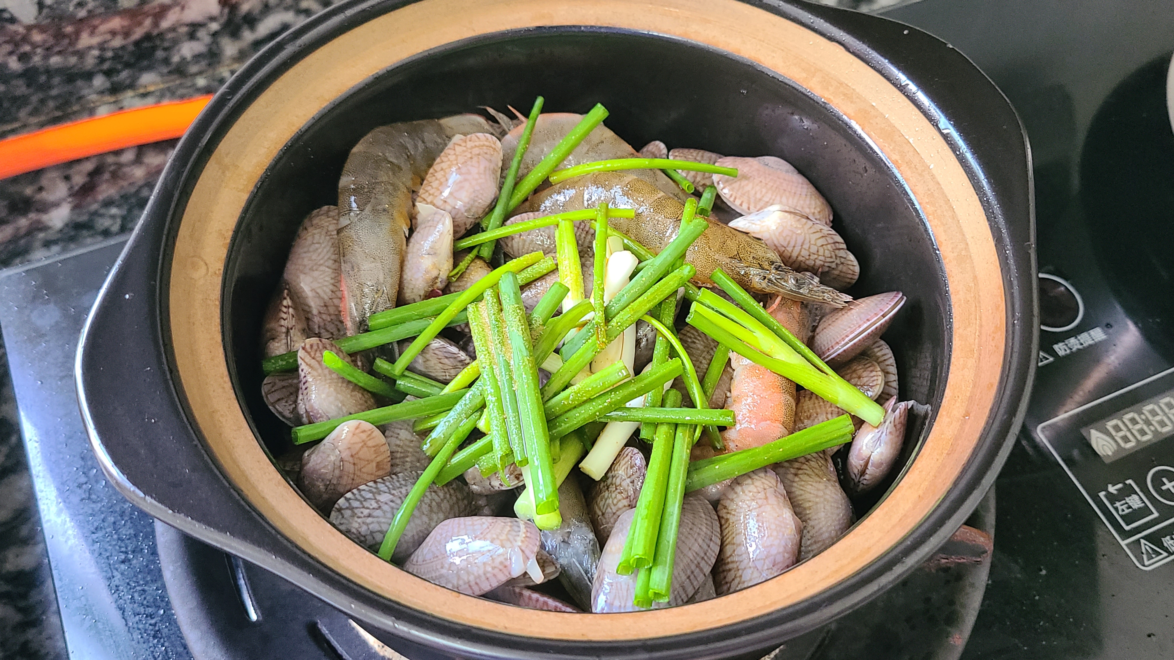 这一道焗海鲜在广东出了名，手把手教你做出来，好吃味美又简单