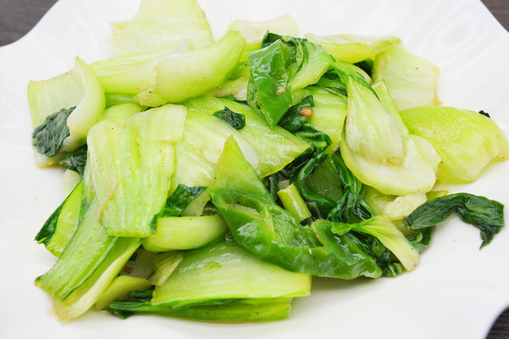 上海青炒制技巧：清脆爽口的家常炒青菜做法
