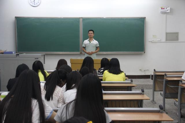 00后新生“社交牛逼症”自我介绍，征服全班同学，网友：接地气