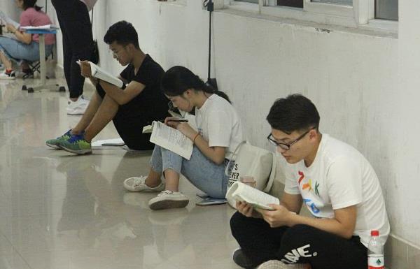 云南高考生仅超一本线1分，成功捡漏北大，网友却表示不羡慕