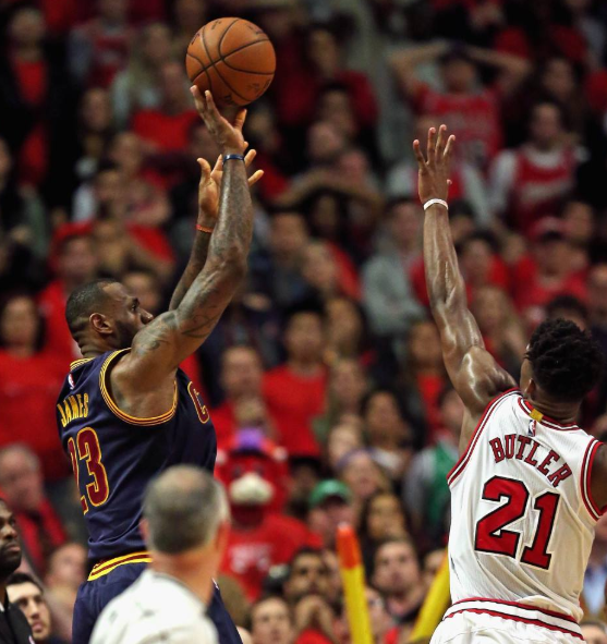 nba为什么不能摔球（绝命七武士！伤兵满营，詹姆斯分身乏术，2015年的骑士有多坎坷？）
