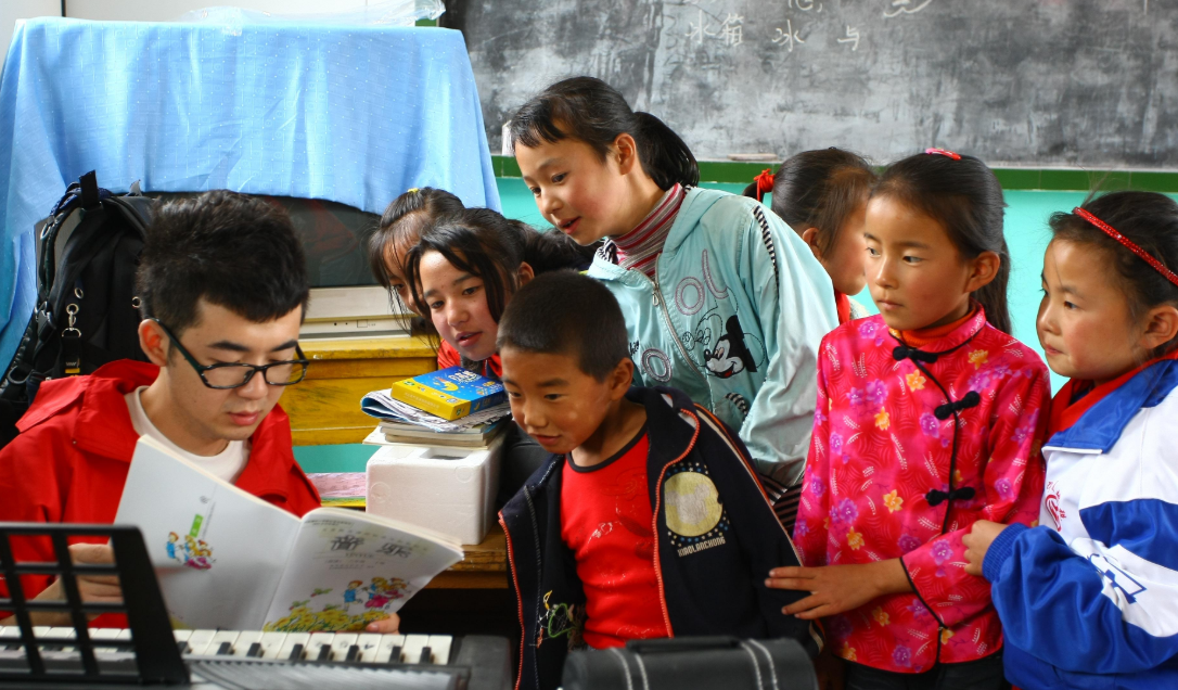 大学生乡村支教，是添乱还是传递知识，教师含泪恳求“别再来了”