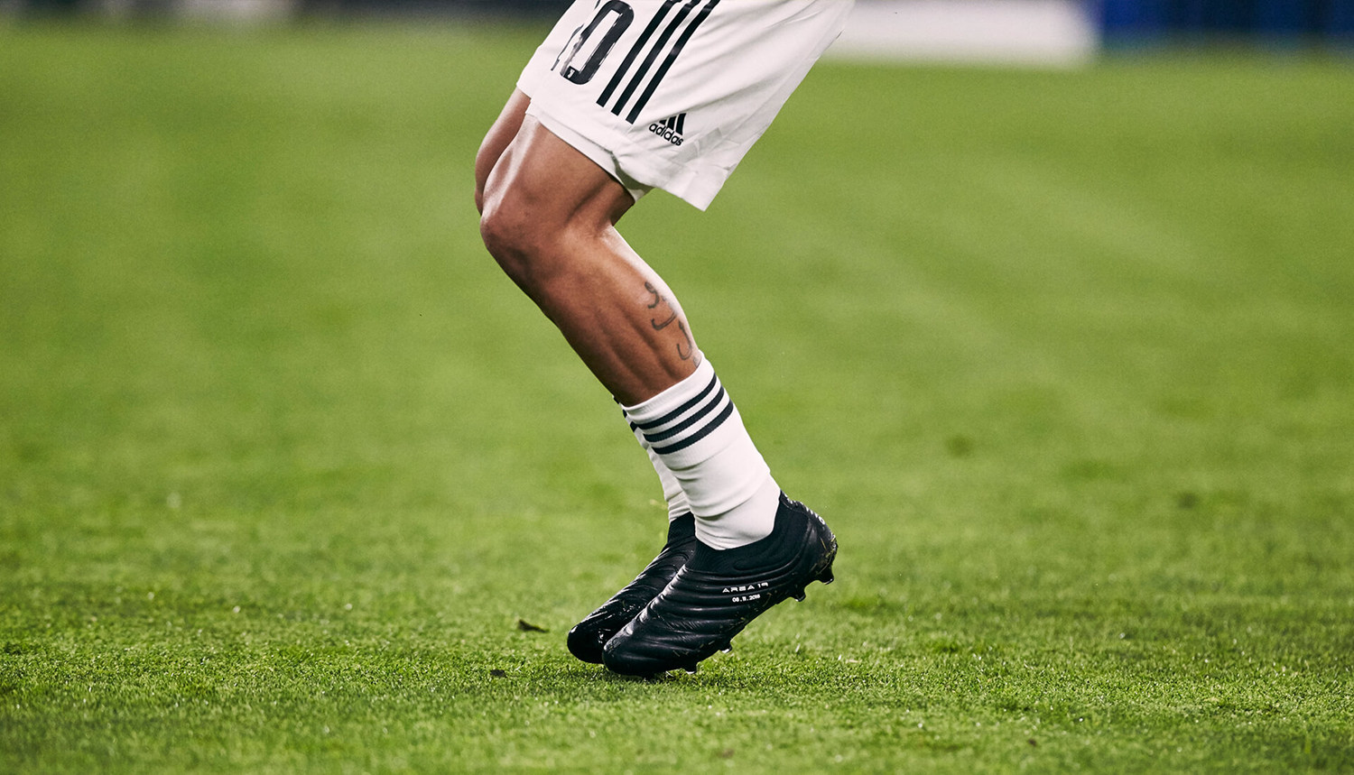 迪巴拉穿着全新阿迪达斯战靴亮相欧冠联赛)