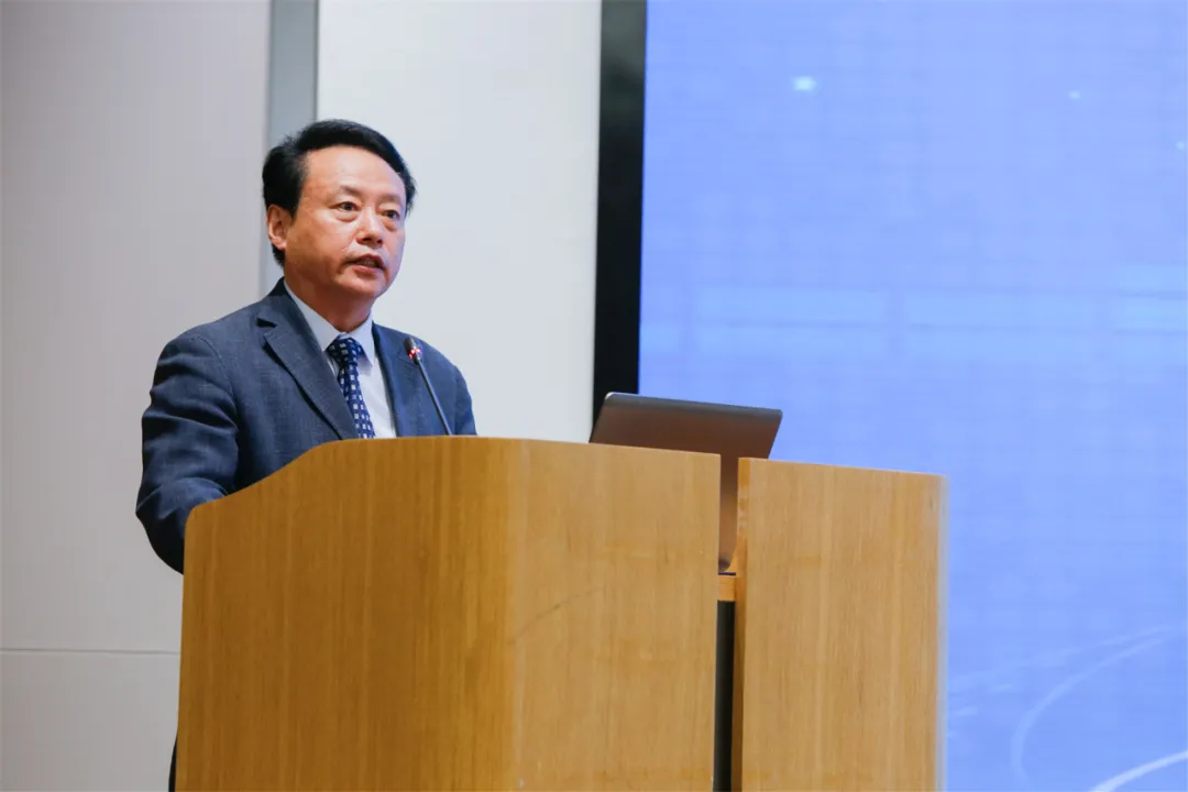 第一学历是中专，他任河南省人民医院院长