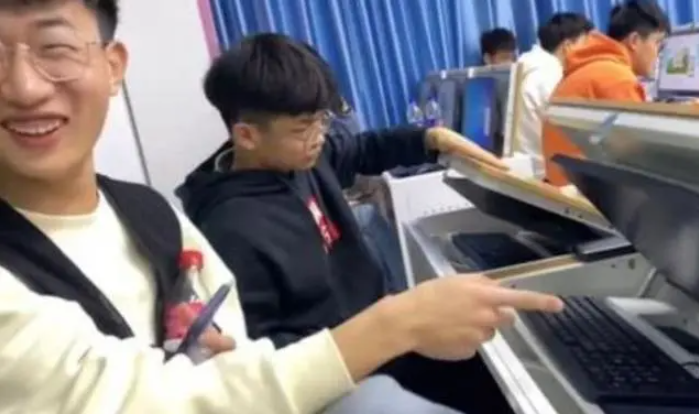 高校更换“高科技”新课桌，学生表示世界观被颠覆，网友羡慕不已