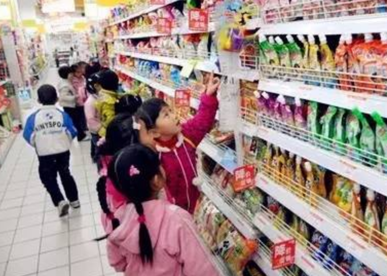 “我要这个香蕉糖？”，收银台前女儿指着避孕套，妈妈神回复绝了