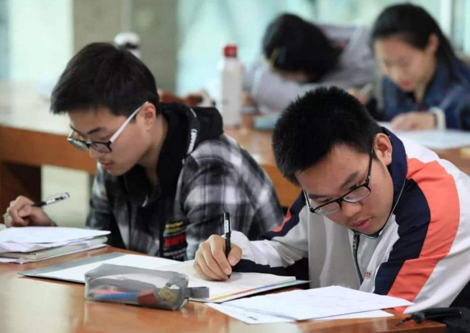 中国“百强高校”排行榜，榜首毋庸置疑，哈工大表现亮眼