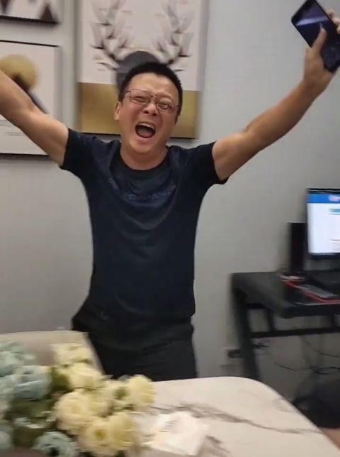 四川考生高考689分，父子俩激动相拥，网友直言谁是父亲