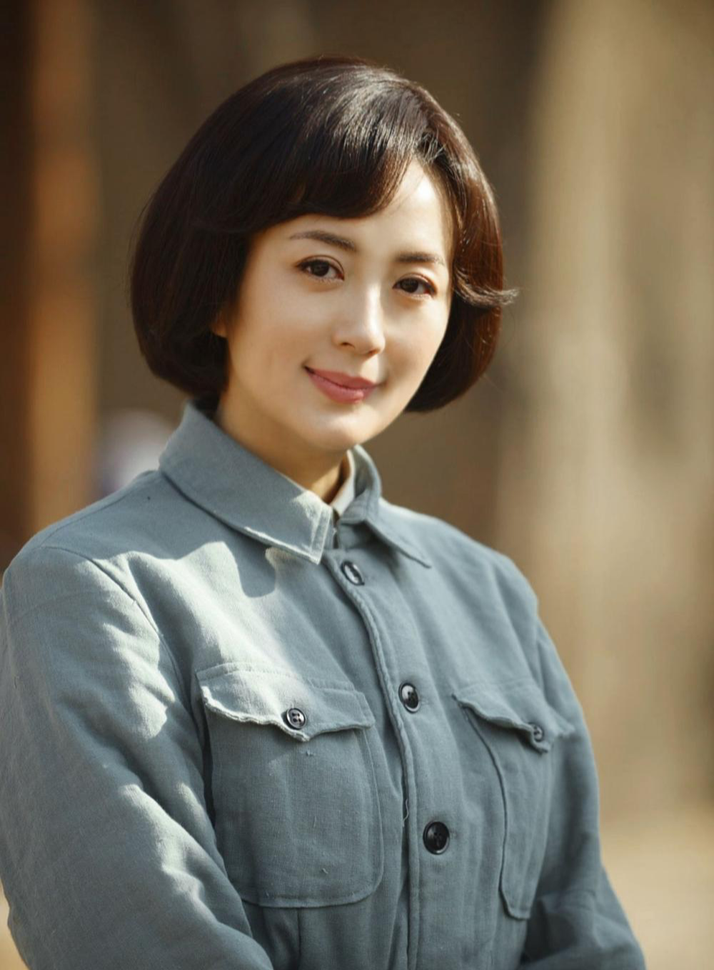 2017年,杨童舒主演了温伟基导演执导的古装剧《长安丽人》,于剧中饰