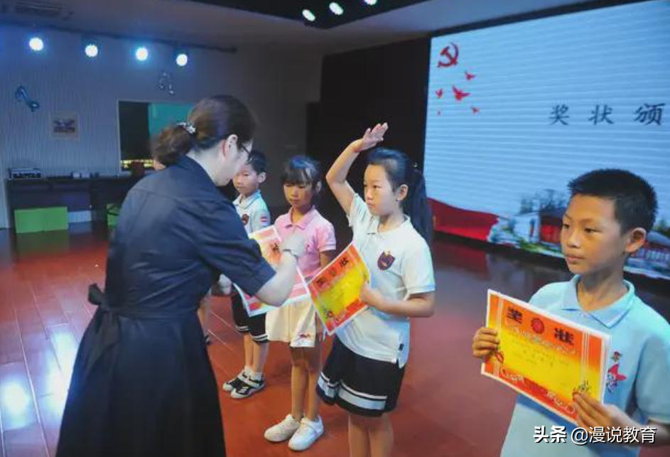 到底选公立学校还是私立学校？家长很纠结，学生对比很明显