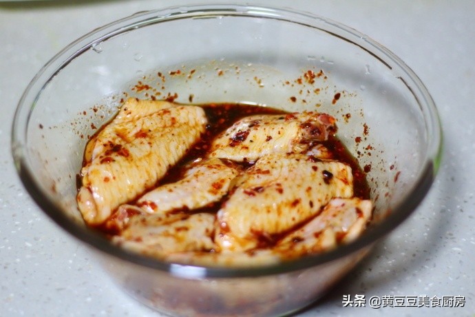 教你用最简单的调味料腌制鸡翅，烤出来的味道比外面买的还好吃！