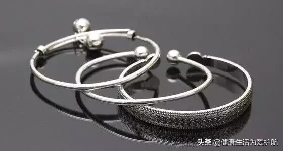 银首饰还在用牙膏洗?教你一招,只需3分钟,首饰洗的干净又明亮