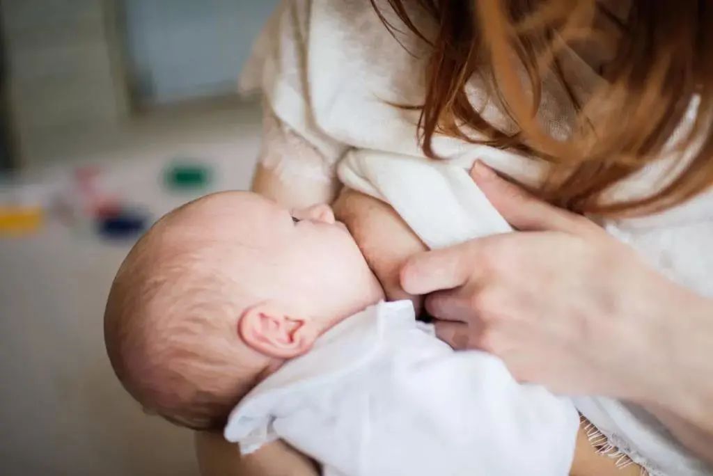 宝宝为何喜欢拉扯乳头？学会这些让宝宝好好喝奶