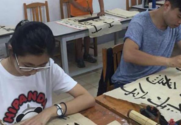 初中生“董卿体”火了，字体看似洒脱飘逸，却不受到老师的喜欢