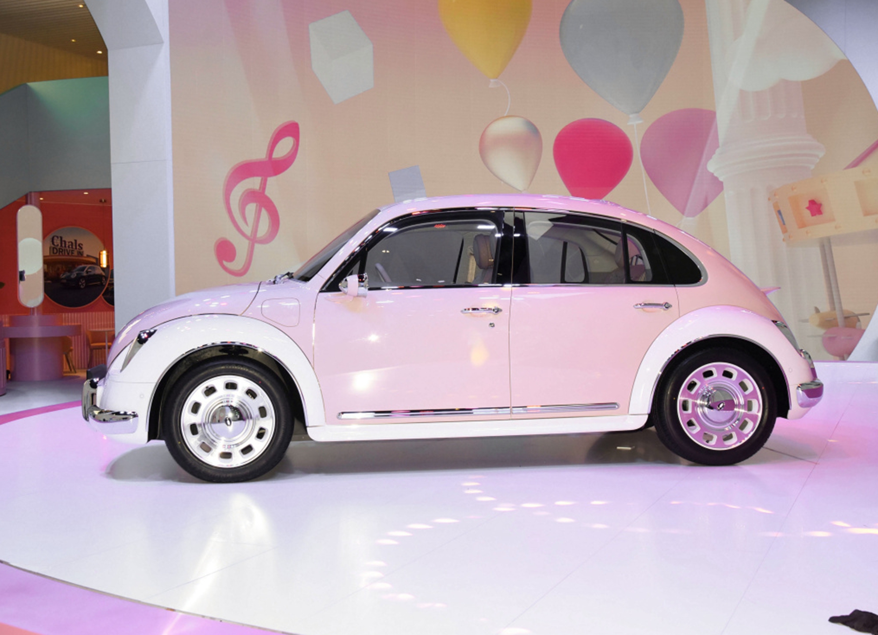 国产"甲壳虫"亮相成都车展,娇小玲珑适合女性,8万起或成爆款