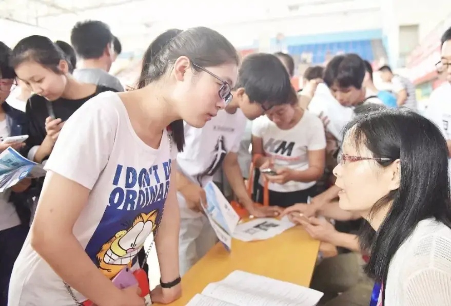 河南一所老牌高校，大量专业进行征集志愿，这是怎么回事？