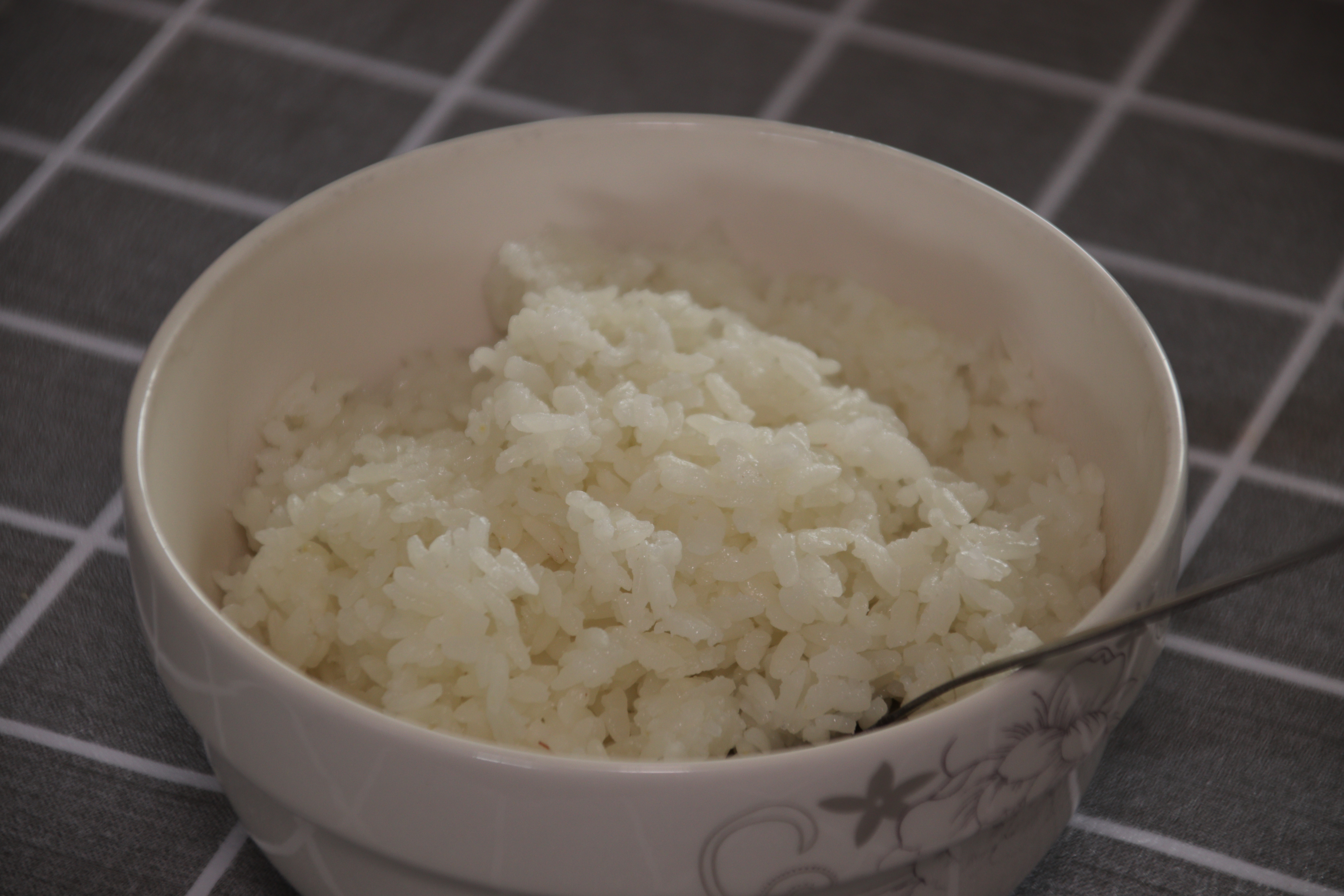 蒸米饭用冷水还是热水？都不对，掌握这4个技巧，米饭香糯不粘连
