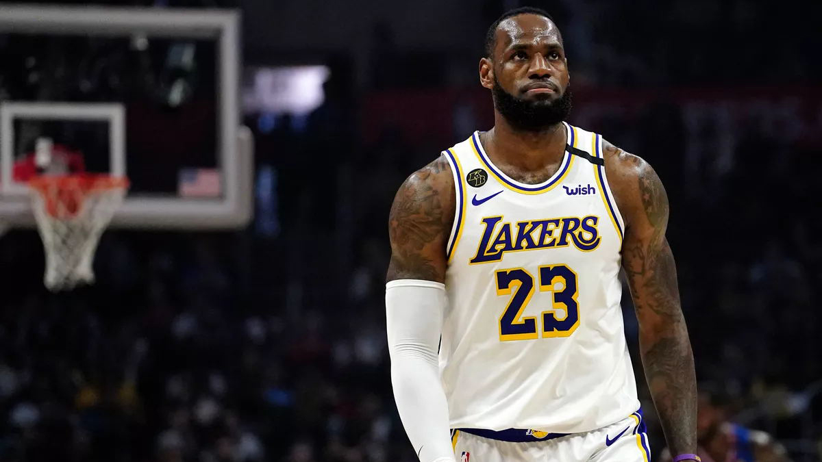 nba哪些球员球衣后没写标语(为什么不将球衣背面名字改为标语？詹皇霸气回应：我不需要这么做)