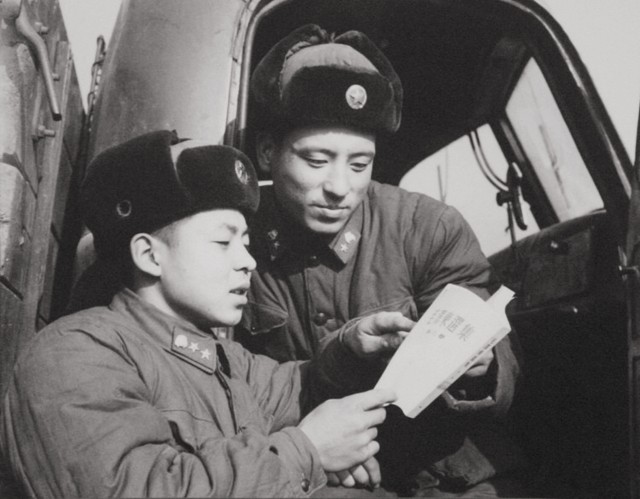 雷锋下葬的真实照片：摩托车开道，十万人送行