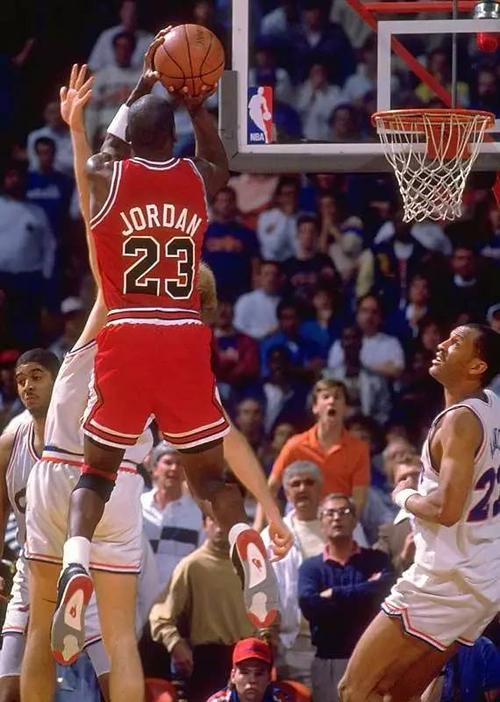 乔丹扣篮(有一种极限叫做乔丹的弹跳,罚球线扣篮写意轻松,跳起封盖