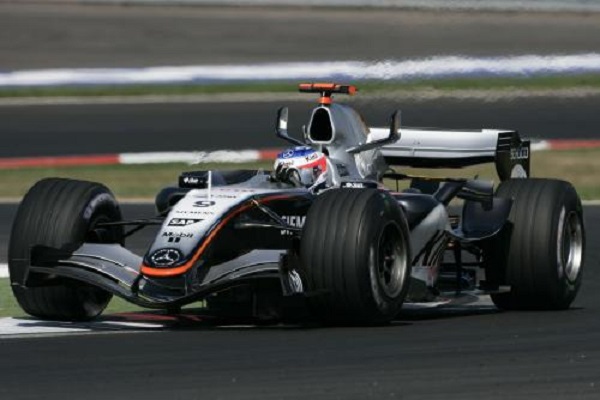 F1賽道上哪條賽道最難</h2>

<p>　　話說當時小編真沒覺得有多厲害，但是看劇里人物知道之后的反應就下意識地覺得，哇，好像很牛逼的樣子。結果后來某年重看的時候就百度了一下，之后發現，嗯真的牛逼啊，簡直無法想象！</p>

<p>　　F1賽車有一個稱呼是一級方程式賽車，通俗說，就是頂級的賽車運動，賽車運動中等級最高的一種。那么F1賽車到底有多難開呢？實際難度超乎你的想象，一般人還真的是開不了！</p>

<p>　　<img alt=