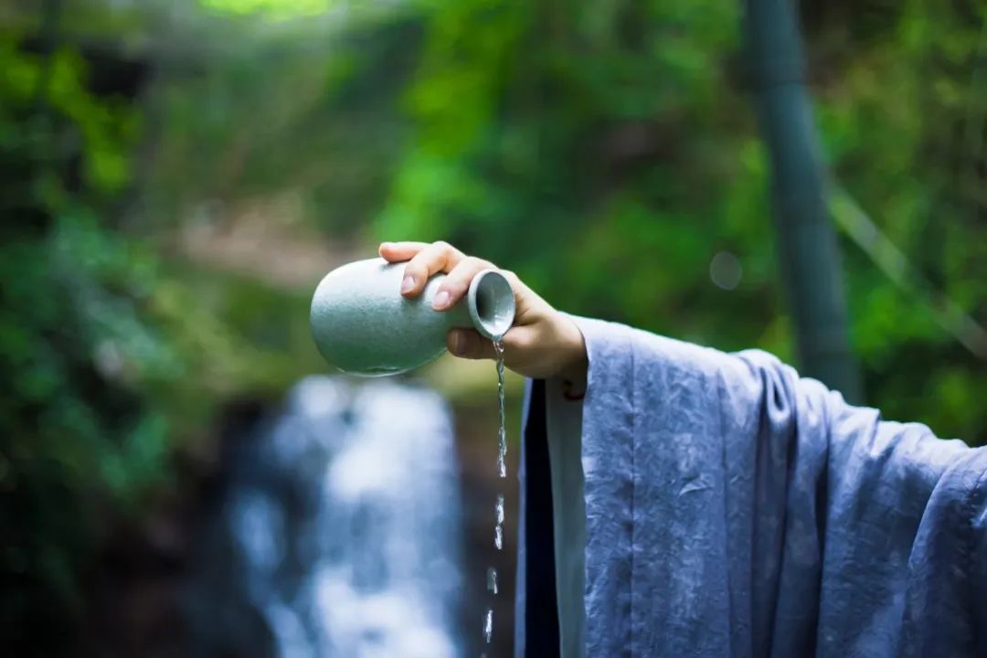 形容一个人孤独喝茶的诗句,形容孤独的诗句有哪些_爱阅读