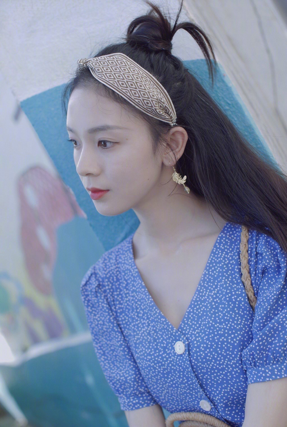 陈瑶电视剧致青春图片(剧版《致青春》她演女一号郑薇,今穿v领长裙背