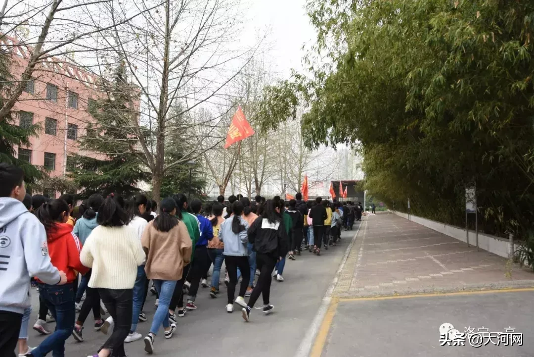 服!这位校园保安大爷可真的有点厉害……