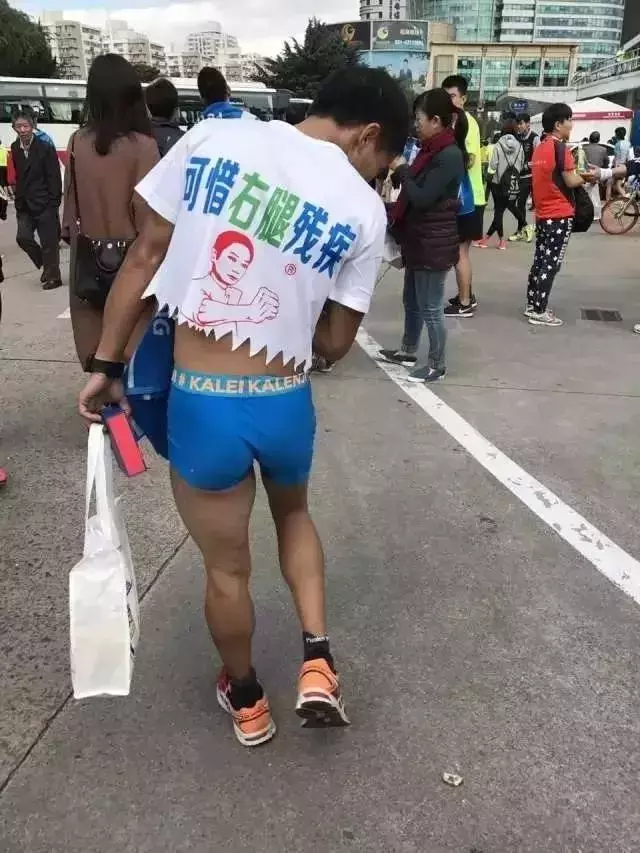 杭州马拉松2017(右腿四级残疾的他，全马跑进了3小时，背后的故事令人动容)