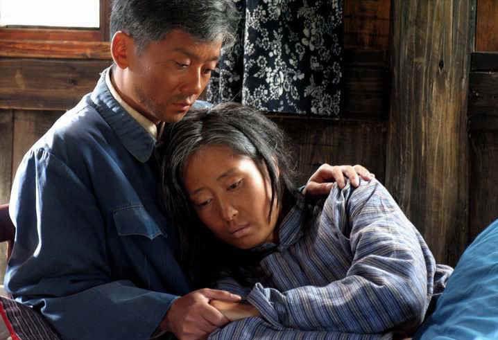 《活着》:福贵看到龙二被枪毙,为什么庆幸他和他爹是败家子