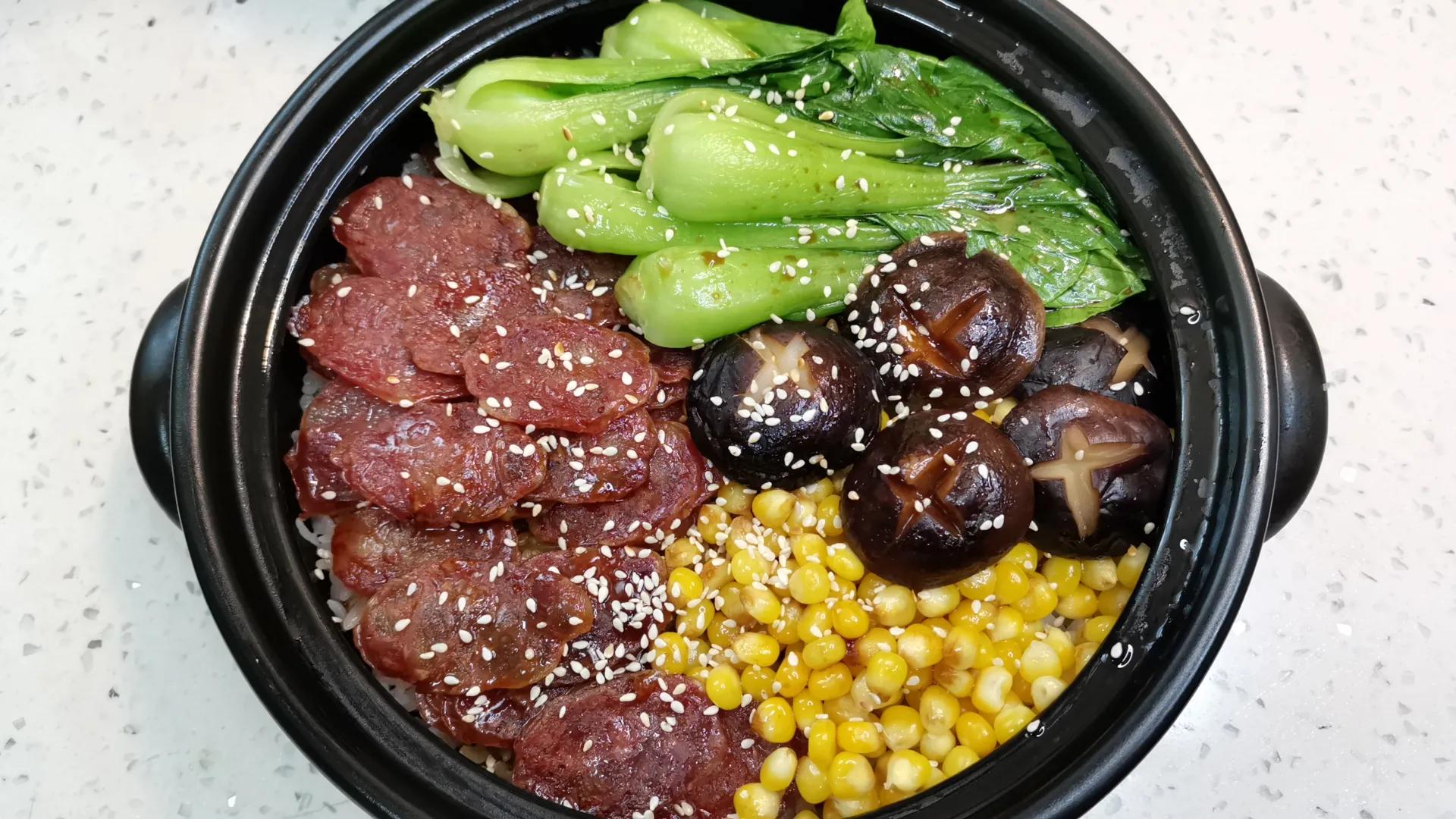 广东腊味煲仔饭怎么做才好吃?记住关键这两步,焦香美味超过瘾