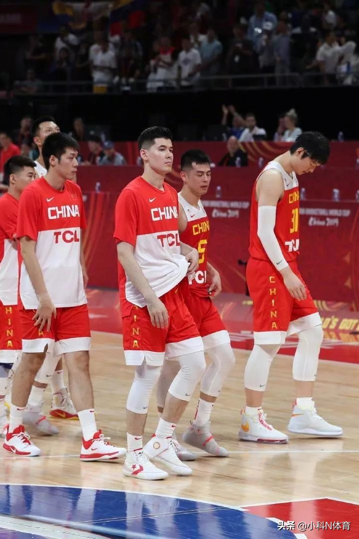 方硕中国男篮世界杯上脚球鞋(CBA赛场上的球鞋“尴尬”还得延续多久？)