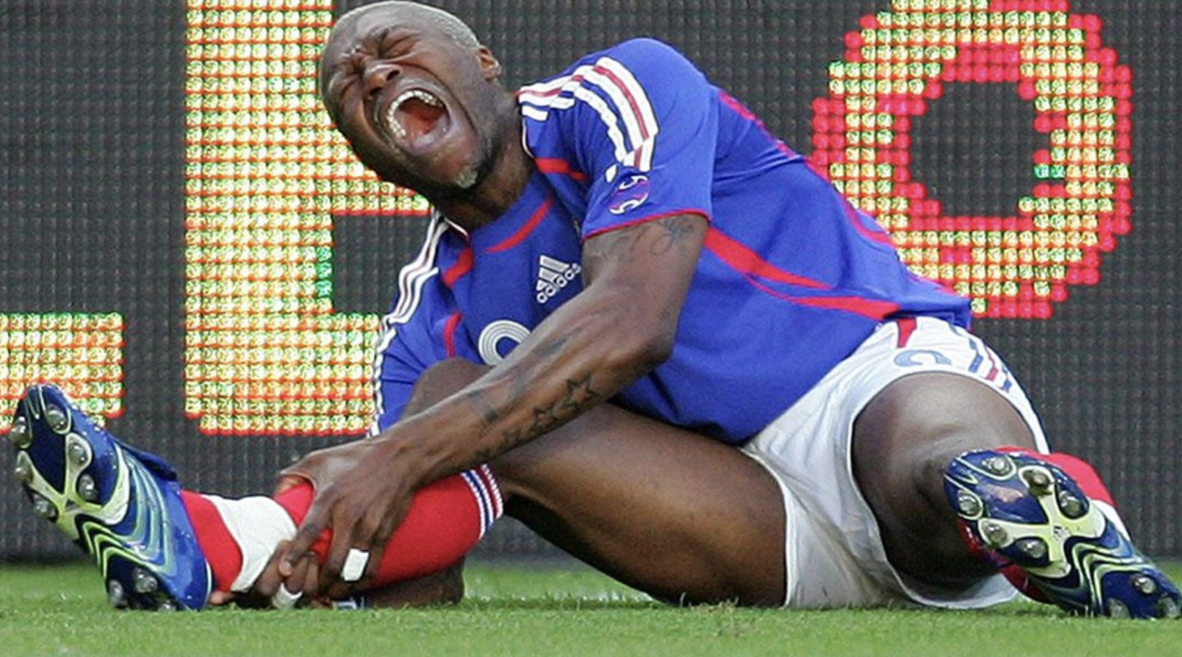 郑智西塞断腿gif(打不倒的小强,7大断腿球员勇敢站起,西塞被郑智铲废