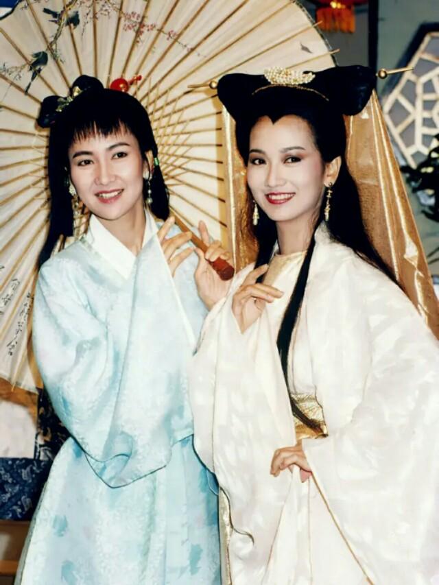 到了清代方成培的《雷峰塔传奇》中小青就被设定成了一条青蛇,感恩于