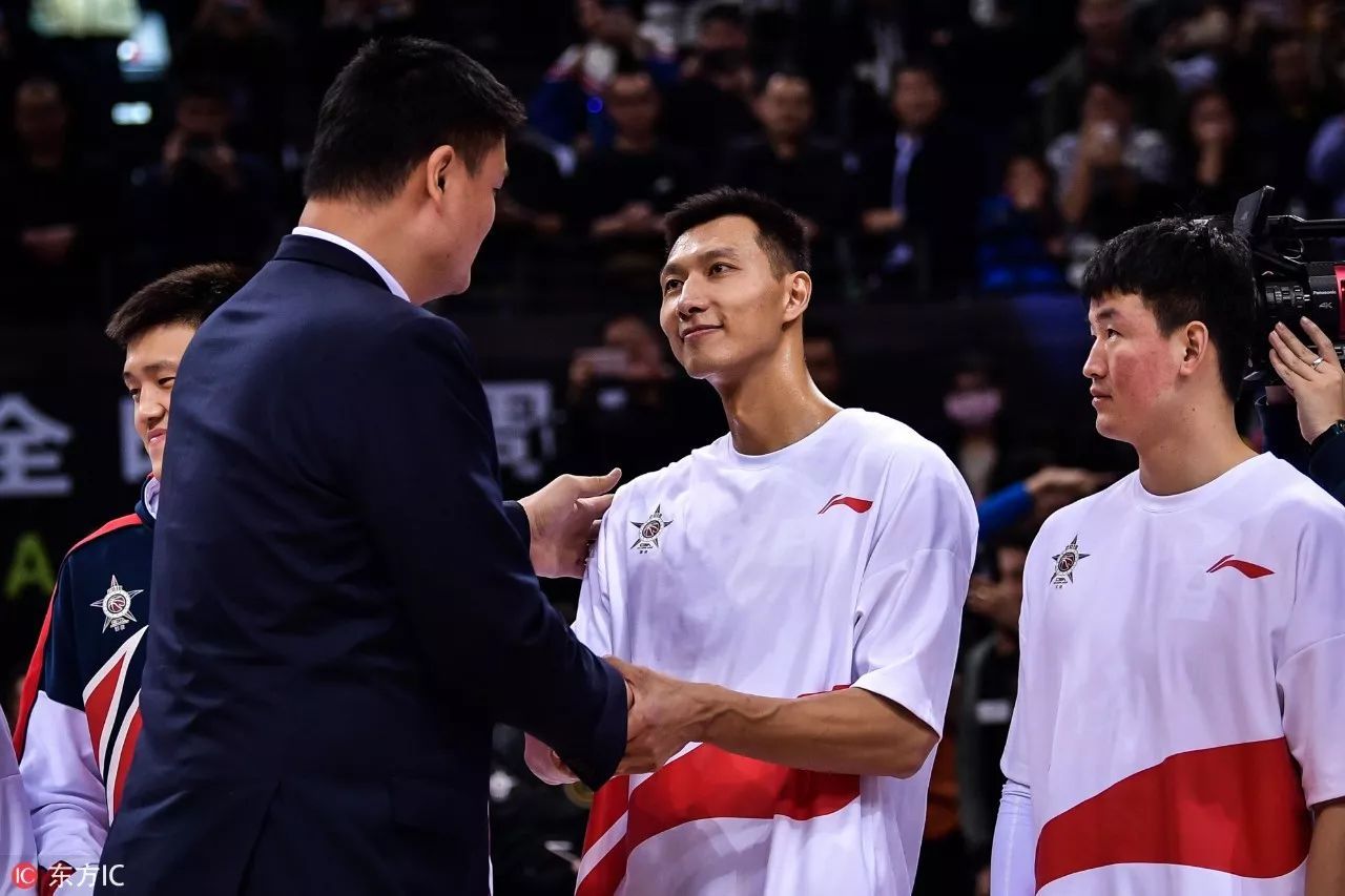 男篮易建联简介（从青涩男孩到广东男篮的顶梁柱，易建联当之无愧的CBA第一人）