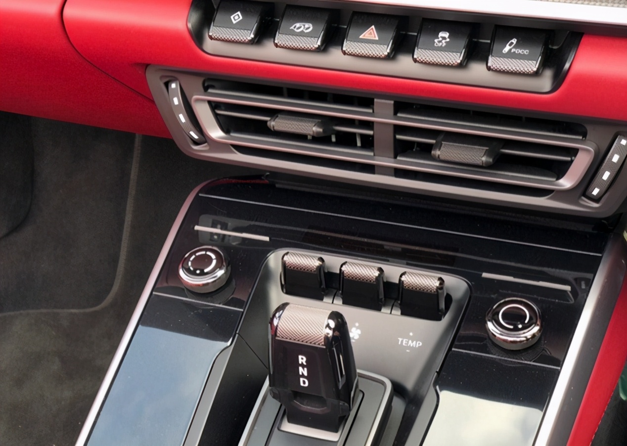 敞篷保时捷911实拍！3.8T引擎爆发478kw，新造型比法拉利帅气