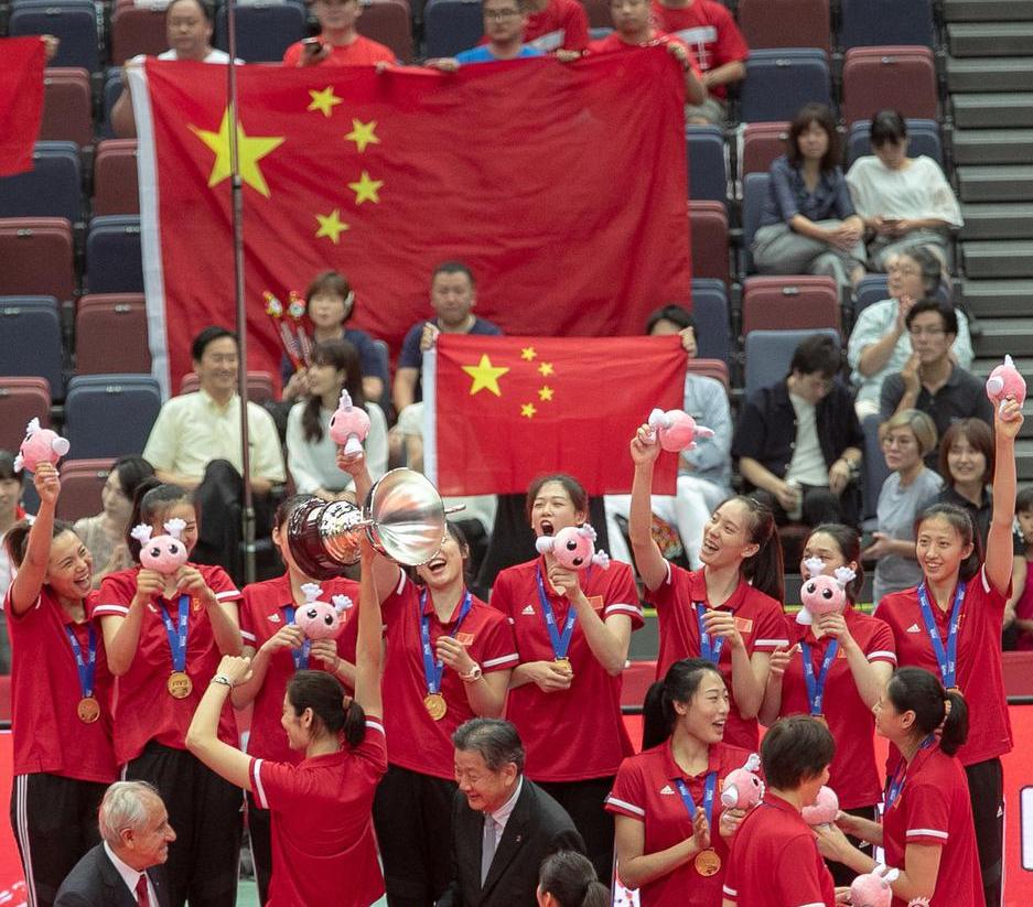 女排世界杯颁奖，美国俄罗斯都是14块奖牌，唯独中国女排16块金牌