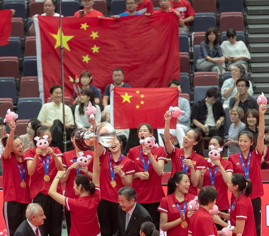 2019女排世界杯奖牌(女排世界杯颁奖，美国俄罗斯都是14块奖牌，唯独中国女排16块金牌)