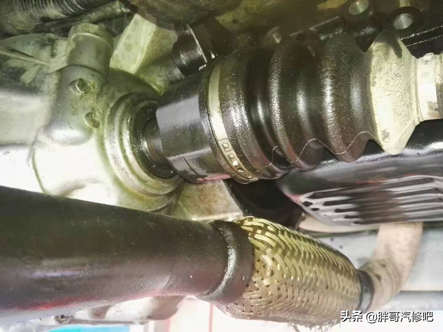 车主非正常启动车辆，然而一个小失误，变速箱被击了大窟窿