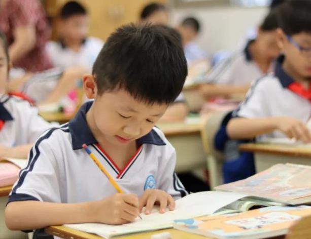 三胎政策进一步开放，三育一体化的实行，不用担心养不起三娃了