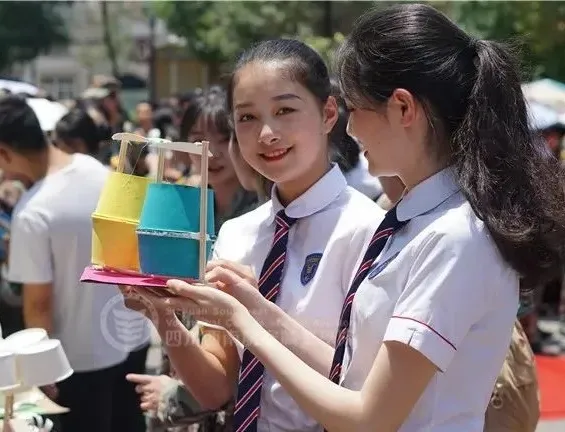 金堂一高校被誉为“四川最美大学”，民航类专业非常有优势