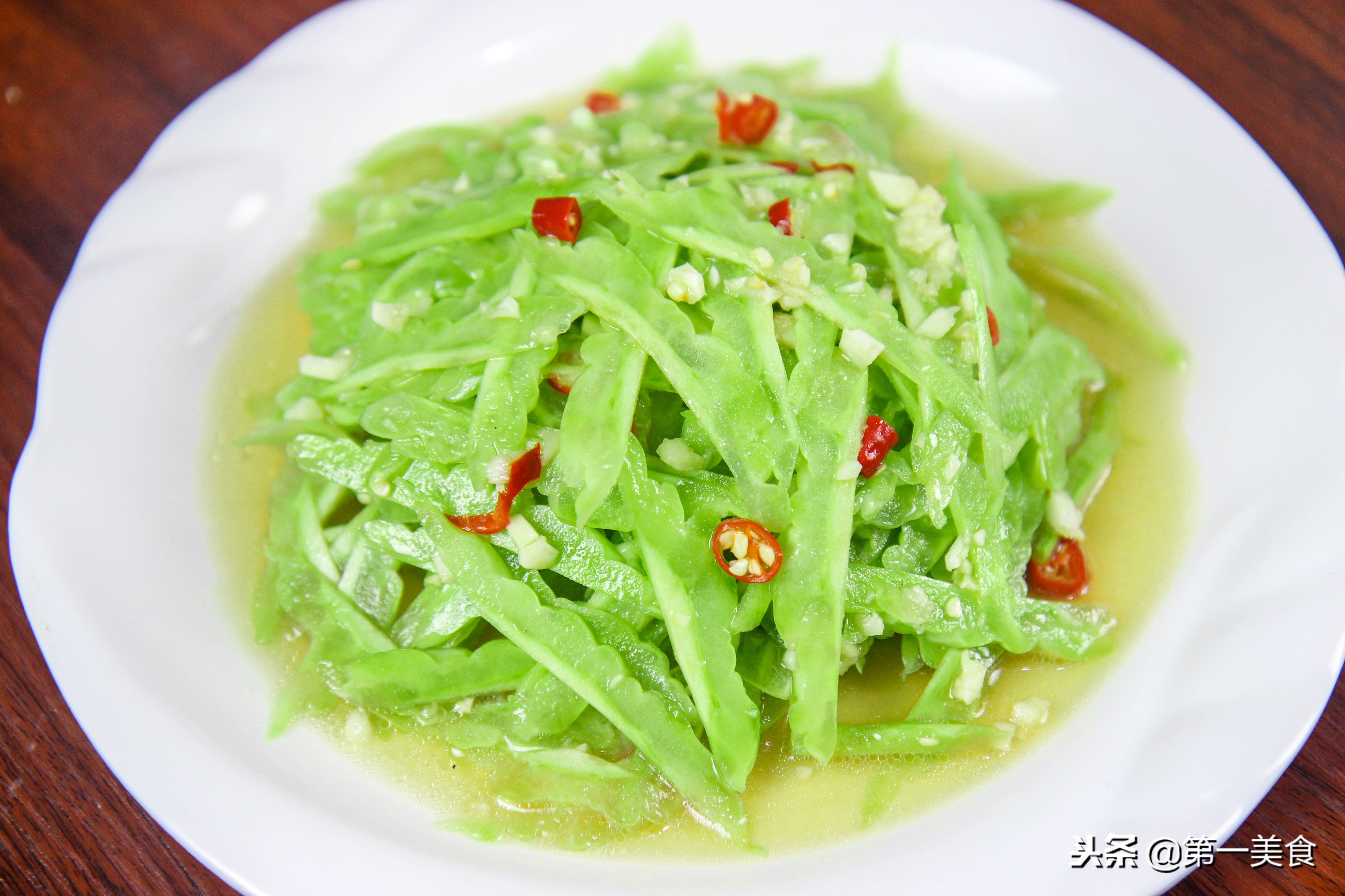涼拌苦瓜怎麼做不苦竅門(飯店的苦瓜怎樣拌的清脆不苦色澤翠綠？廚師長分享一招，太實用了)
