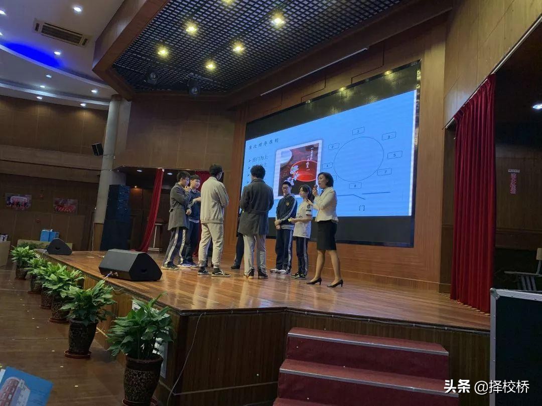 韩国幼儿园的小女孩都开始化妆了，上海国际学校也重学生礼仪培养