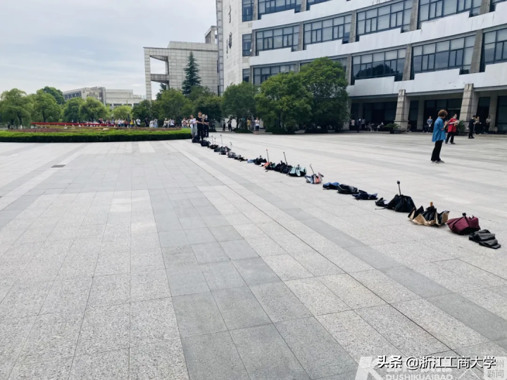 太拼了！每天一早学生都要排队占位，暑假里学校最热闹地方在这里！