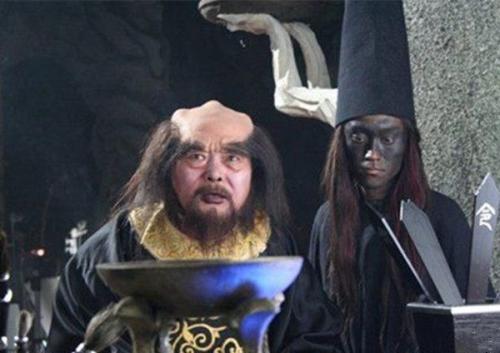 跪行君臣之礼后亲自陪同,驱散索命之故人,后来阎王又亲自派来一对青衣